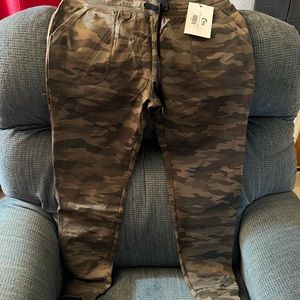 NWT ZYIA Active Wear Women’s Green Camo Unwind Jogger Size LG
